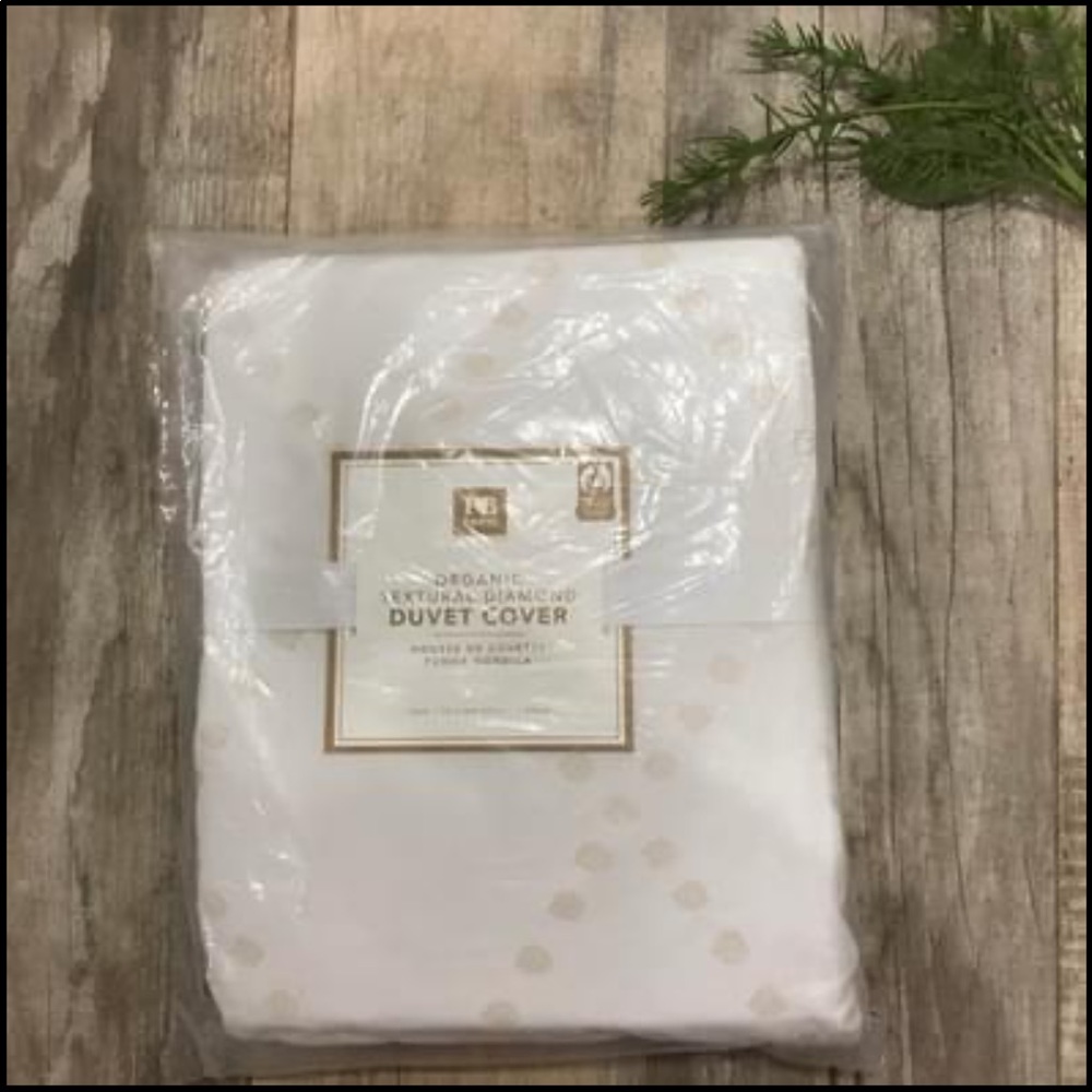 Pottery Barn Teen Diamond Textural Duvet Cover in Ivory and white